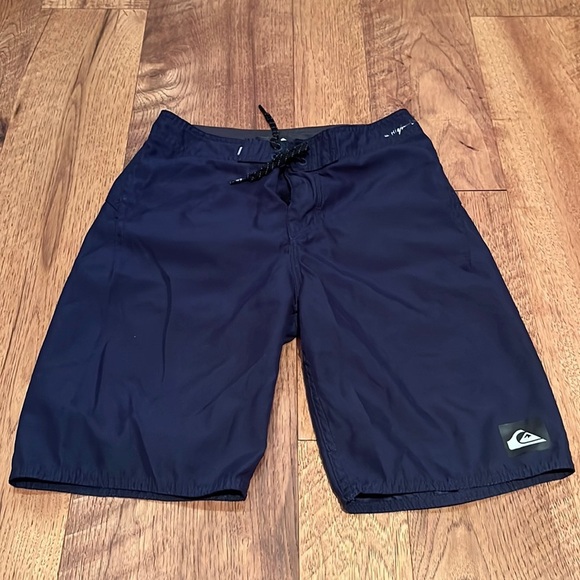 Quicksilver Boy’s Navy Swim Trunks Size 25